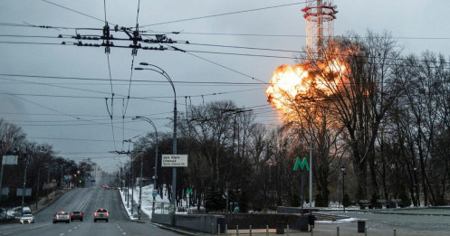 Tháp truyền hình Kiev trúng không kích, Nga tiến vào thành phố nam Ukraine