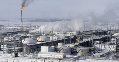 Giá dầu thế giới tiếp tục biến động mạnh do khủng hoảng Ukraine