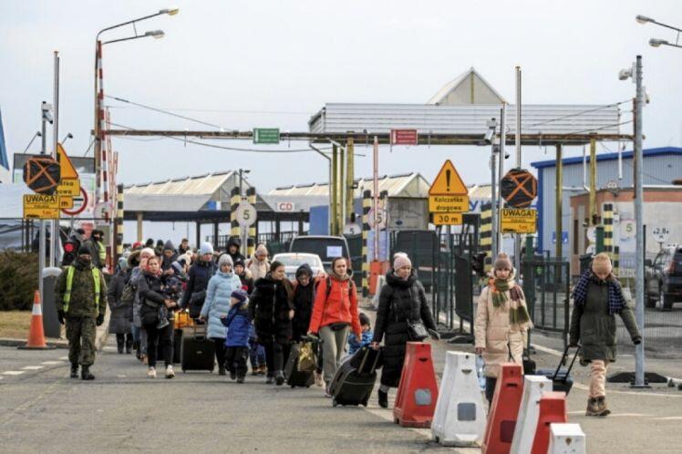 Gần 1 triệu người tị nạn đã rời Ukraine sang quốc gia phía Đông