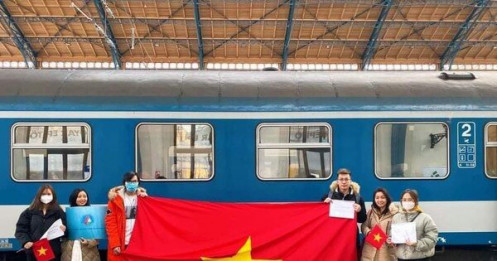 Đưa gần 1.000 người Việt ở Ukraine về nước