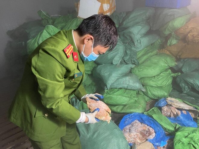 Hà Nội: Phát hiện 10 tấn thực phẩm đông lạnh bốc mùi hôi thối chuẩn bị ''lên mâm''