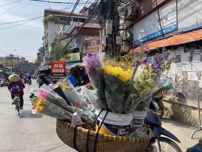 Lao đao vì COVID-19, thị trường hoa tươi ngày 8/3 cạnh tranh với vật tư y tế để duy trì ''chỗ đứng''