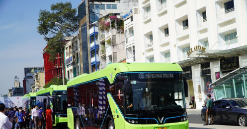 Xe buýt điện thông minh của VinFast chính thức lăn bánh tại TP.HCM