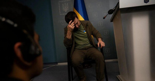 Ngồi trong phòng chất đầy bao cát ngoài cửa sổ, Tổng thống Ukraine nói ai cũng sợ chết