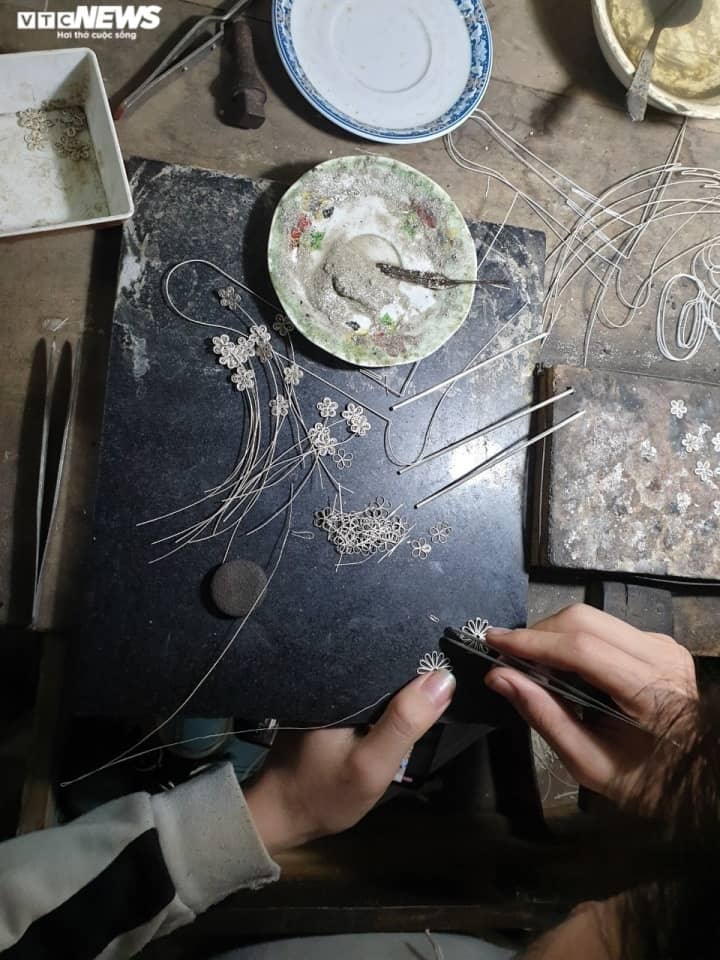 Tranh hướng dương mạ vàng giá 50 triệu đồng, đại gia Hà thành mua làm quà 8/3