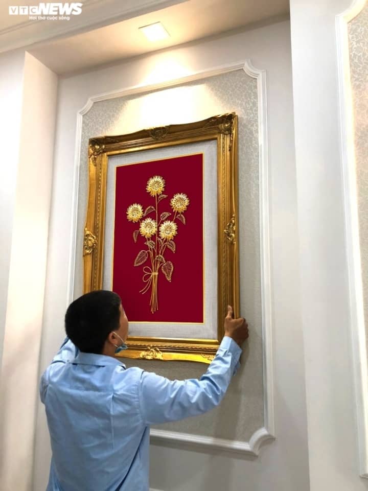 Tranh hướng dương mạ vàng giá 50 triệu đồng, đại gia Hà thành mua làm quà 8/3
