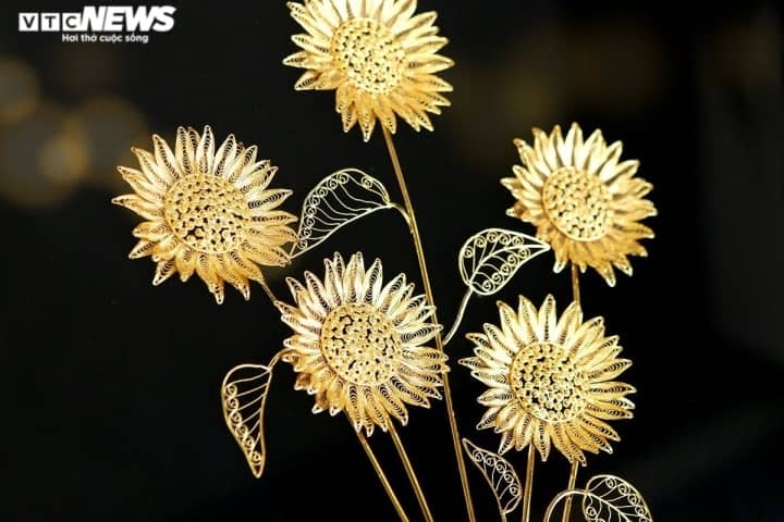 Tranh hướng dương mạ vàng giá 50 triệu đồng, đại gia Hà thành mua làm quà 8/3