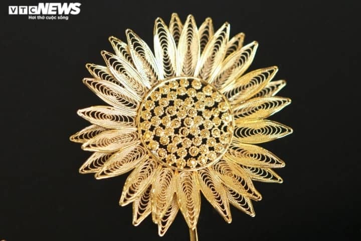 Tranh hướng dương mạ vàng giá 50 triệu đồng, đại gia Hà thành mua làm quà 8/3