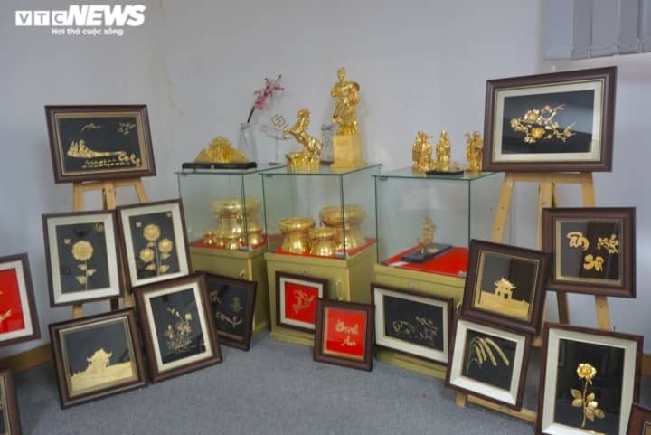 Tranh hướng dương mạ vàng giá 50 triệu đồng, đại gia Hà thành mua làm quà 8/3