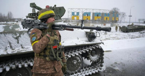 Ukraine triệu tập lực lượng gìn giữ hòa bình ở nước ngoài về đối phó Nga
