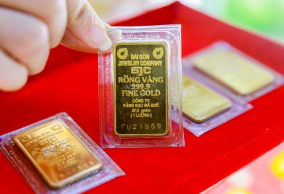 Giá vàng mất mốc 71 triệu đồng/lượng, người mua lỗ nặng