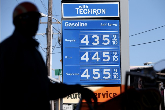 Giá xăng của Mỹ phá kỷ lục 14 năm, chuyên gia Mỹ dự báo giá xăng có thể tăng thêm 10%