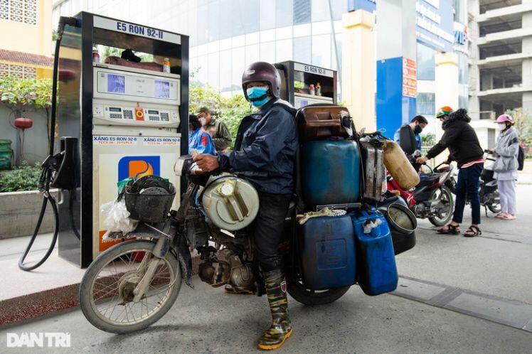 Tâm sự của một ông chủ cây xăng chỉ bán 50.000 đồng cho xe máy ở Hà Nội