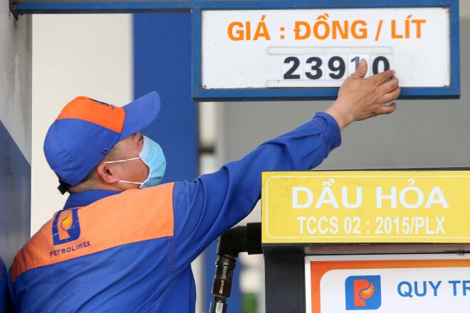 Giá xăng tăng kỷ lục, shipper lo lắng làm không đủ tiền trang trải
