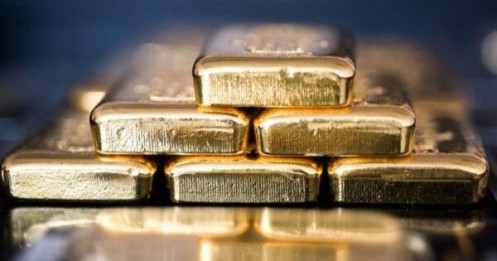 Chuyên gia cảnh báo giá vàng đang trong cơn sốt giả, ảnh hưởng đến khả năng hồi phục của nền kinh tế.