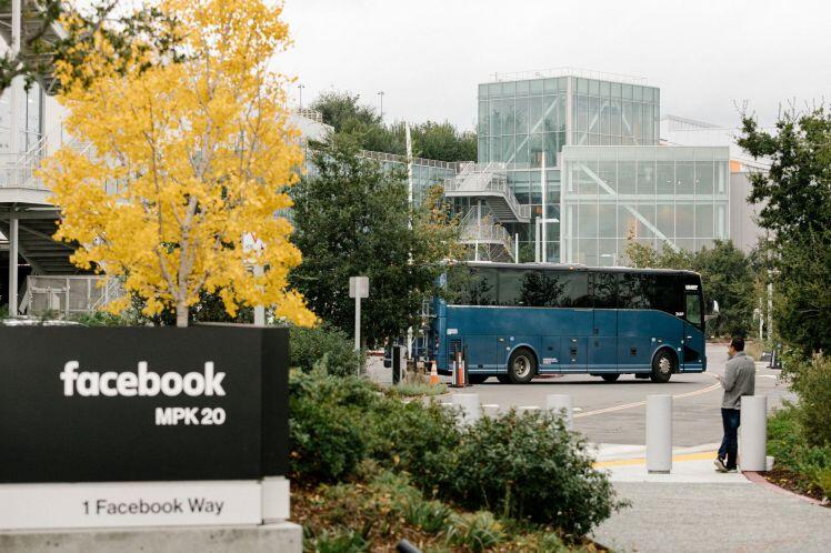 Cổ phiếu lao dốc, Meta (Facebook) cắt giảm quyền lợi nhân viên