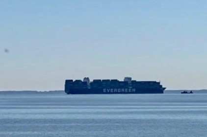 Thêm một vụ mắc cạn tàu container của công ty Evergreen Marine