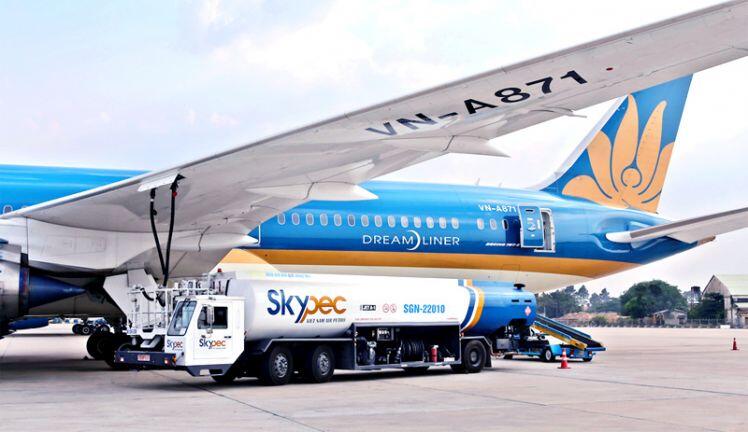 Giá xăng tăng cao, hàng không kêu cứu, đòi tăng giá vé