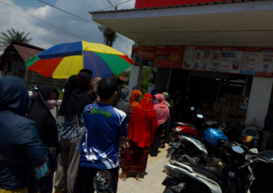 Khủng hoảng 'vàng lỏng' ở Indonesia: Chết vì xếp hàng mua 1 chai dầu