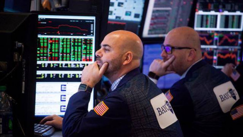 Dow Jones mất gần 450 điểm do giá dầu tăng vọt 5%