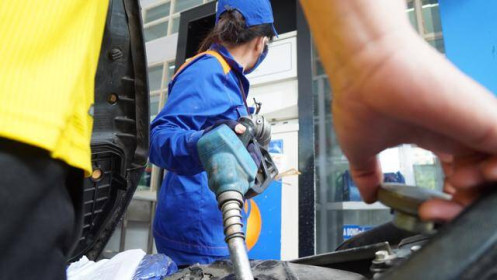 Giá xăng dầu tăng kỷ lục: Người tiêu dùng, hãng xe thay đổi thói quen