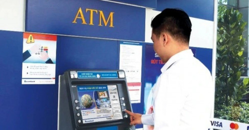 Người dân ngày càng ít rút tiền mặt tại ATM