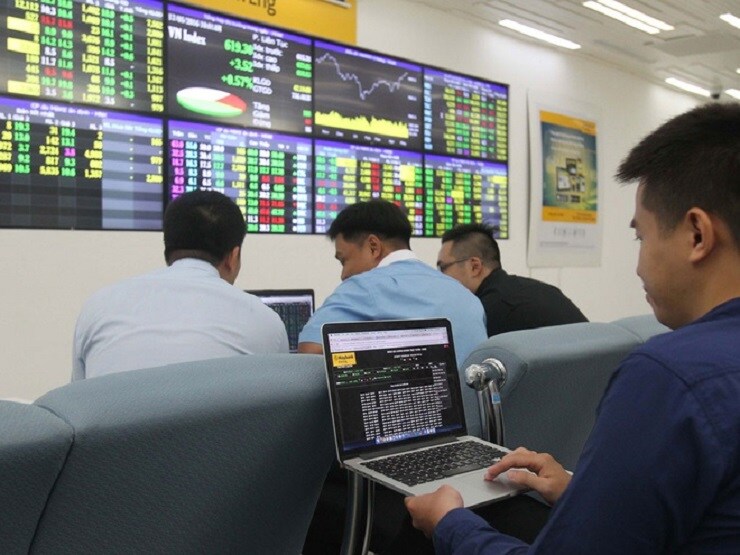 Thị trường chao đảo, cổ phiếu ngân hàng của ông Đặng Khắc Vỹ tăng gần 5%