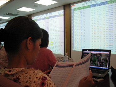 Nhóm cổ phiếu bluechip vực dậy thị trường giúp VN-Index tăng điểm