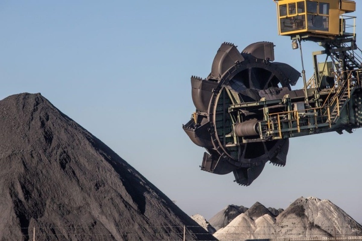 Bloomberg: EU xem xét cấm nhập khẩu than và hạn chế phân bón từ Nga
