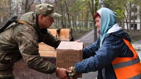 Thị trưởng Ukraine bị cáo buộc phản quốc vì 'đón' quân đội Nga, nhận viện trợ nhân đạo