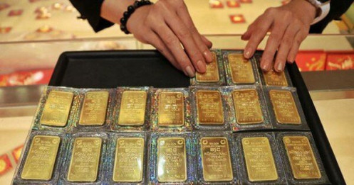 Giá vàng thế giới lao dốc, thấp hơn trong nước gần 18 triệu đồng/lượng