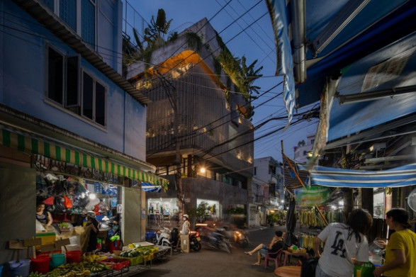 Căn nhà 6 tầng đẹp lung linh giữa phố chợ đông đúc Sài Gòn