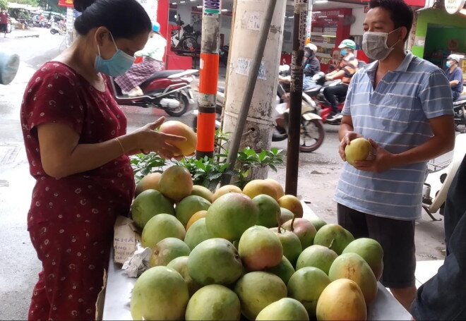 Xoài giống lạ khổng lồ đổ bộ lề đường TP HCM