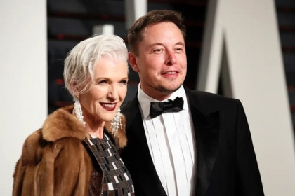 Elon Musk giúp mẹ đầu tư chứng khoán từ năm 14 tuổi
