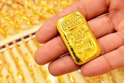Giá vàng châu Á đi xuống trong phiên giao dịch cuối tuần