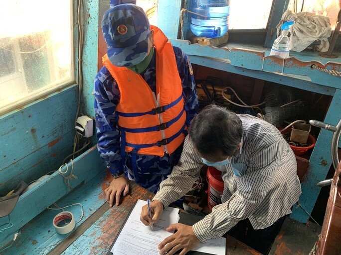 Cảnh sát biển bắt giữ 4 tàu cá vận chuyển 340.000 lít dầu DO