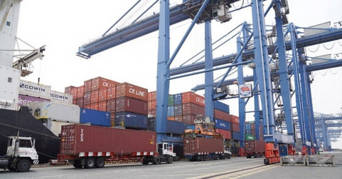 Mỗi ngày có hơn 8.000 xe tải qua lại TP.HCM để xếp dỡ container từ cảng Cát Lái, làm gì để giảm tắc nghẽn?