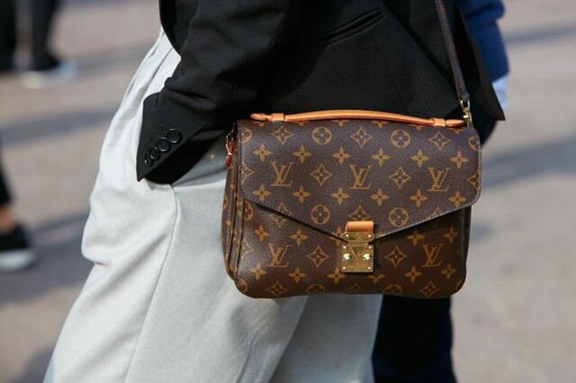 Nghi vấn cửa hàng Louis Vuitton bán túi fake