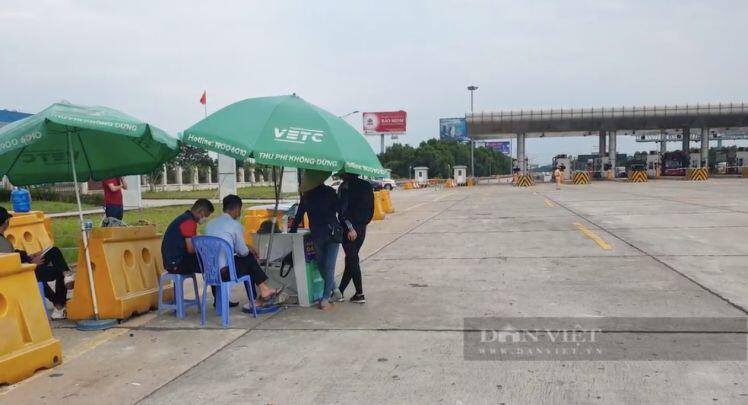 Trước ngày cao tốc Hà Nội - Hải Phòng thí điểm thu phí không dừng: Lượng xe dán thẻ tăng vọt