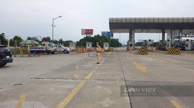 Trước ngày cao tốc Hà Nội - Hải Phòng thí điểm thu phí không dừng: Lượng xe dán thẻ tăng vọt