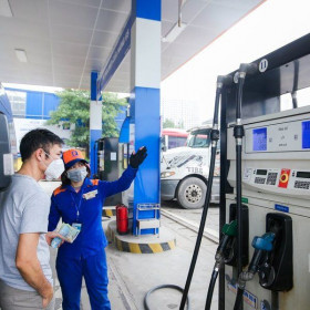 Giá xăng dầu liên tục tăng, ĐBQH cảnh báo nguy cơ “domino”