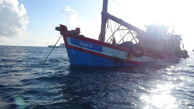 Cảnh sát biển bắt hai tàu vận chuyển trái phép 130.000 lít dầu