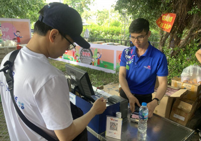 Nhộn nhịp chợ phiên không tiền mặt dành cho công nhân tại TP Hồ Chí Minh