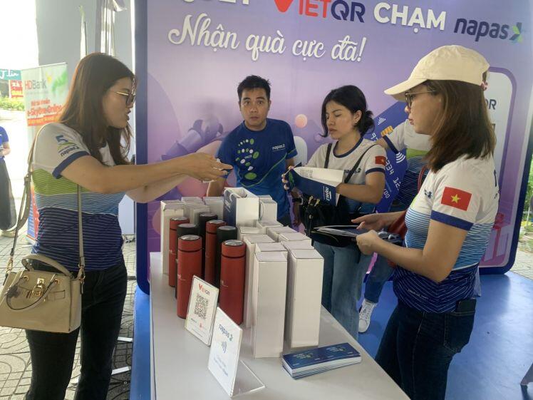 Nhộn nhịp chợ phiên không tiền mặt dành cho công nhân tại TP Hồ Chí Minh