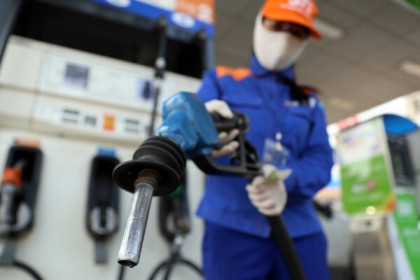 Chính phủ yêu cầu giảm giá xăng dầu để hỗ trợ sản xuất kinh doanh