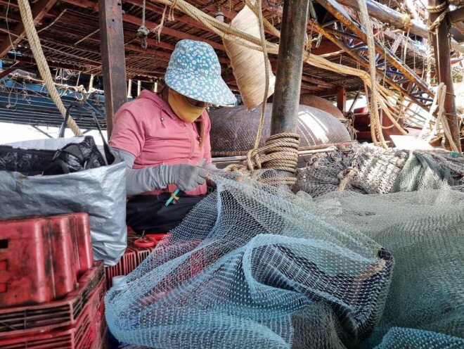 Ngư dân miền Trung ''gác chèo, treo lưới'' vì bão giá xăng dầu
