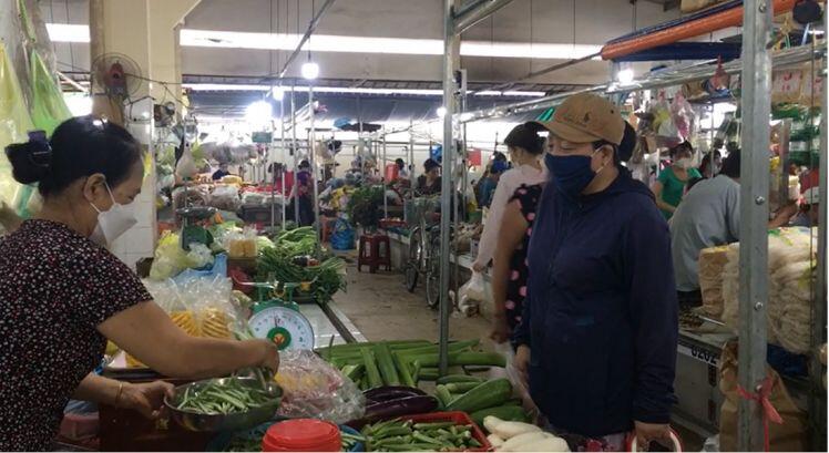 Giá hàng hoá, thực phẩm thiết yếu ở TPHCM tăng chóng mặt