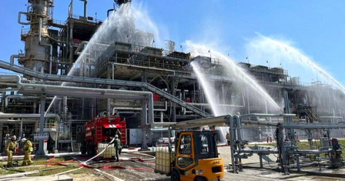 Nhà máy lọc dầu lớn của Nga bốc cháy sau khi xuất hiện 2 máy bay không người lái
