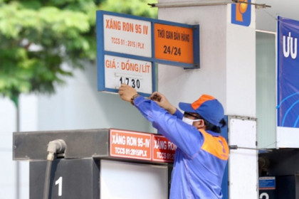 Phó Thủ tướng: Hạn chế đà tăng giá xăng dầu trong các kỳ điều hành
