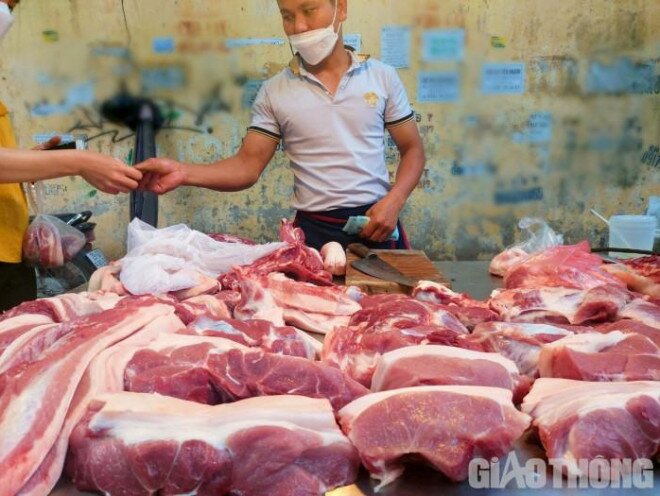 Thịt lợn, gà đồng loạt tăng giá, hải sản đắt "cắt cổ” theo giá xăng dầu